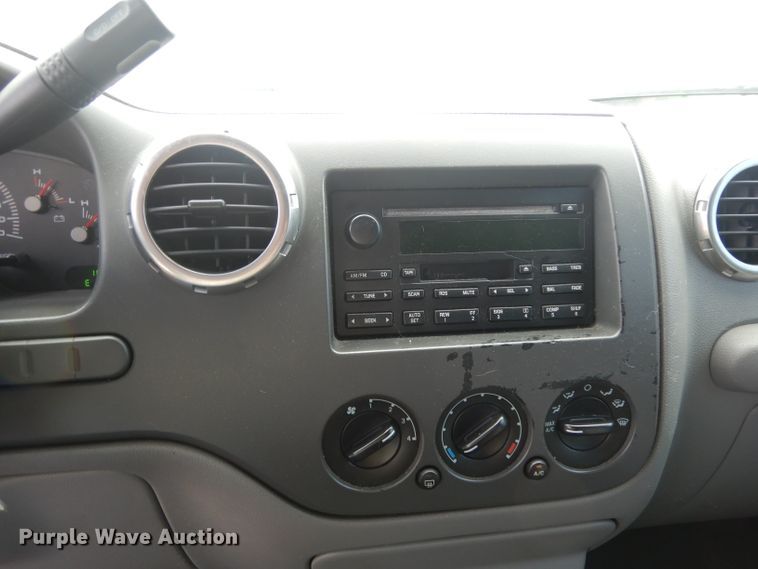 image for item DG6764 2004 Ford Expedition XLT  SUV