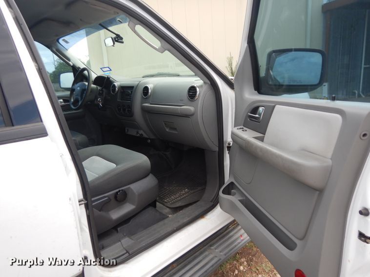 image for item DG6764 2004 Ford Expedition XLT  SUV