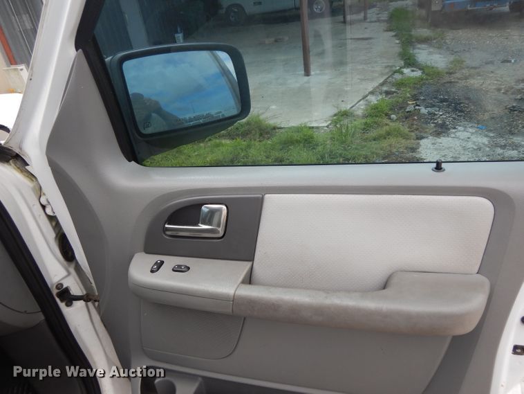 image for item DG6764 2004 Ford Expedition XLT  SUV