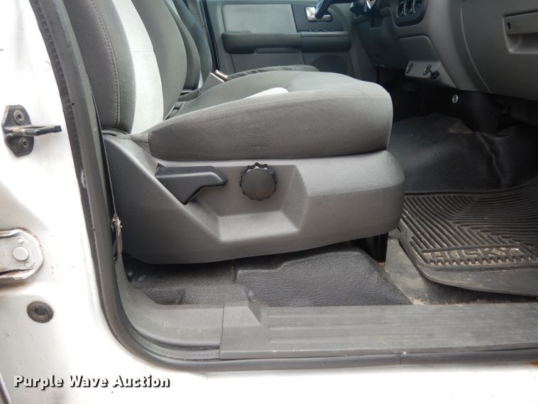 image for item DG6764 2004 Ford Expedition XLT  SUV