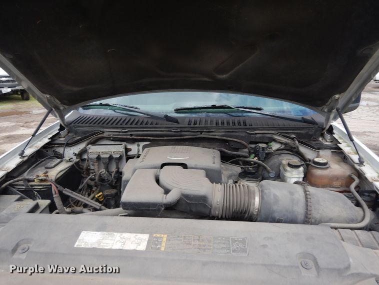 image for item DG6764 2004 Ford Expedition XLT  SUV