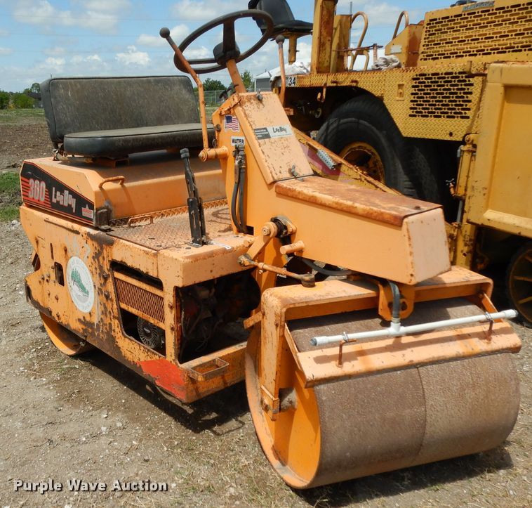 image for item DG6770 2001 LeeBoy 300  double drum vibratory roller