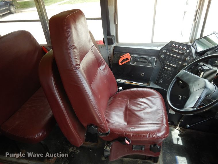 image for item DG7766 2001 International 3800  school bus