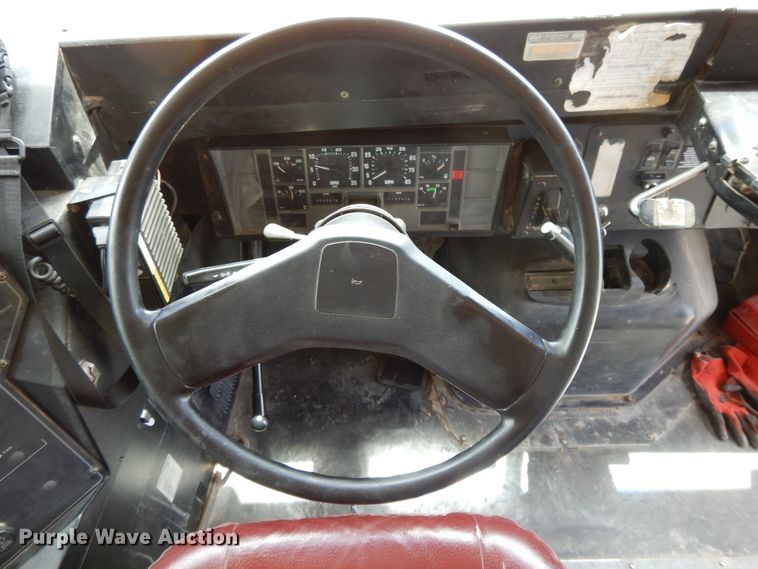 image for item DG7766 2001 International 3800  school bus