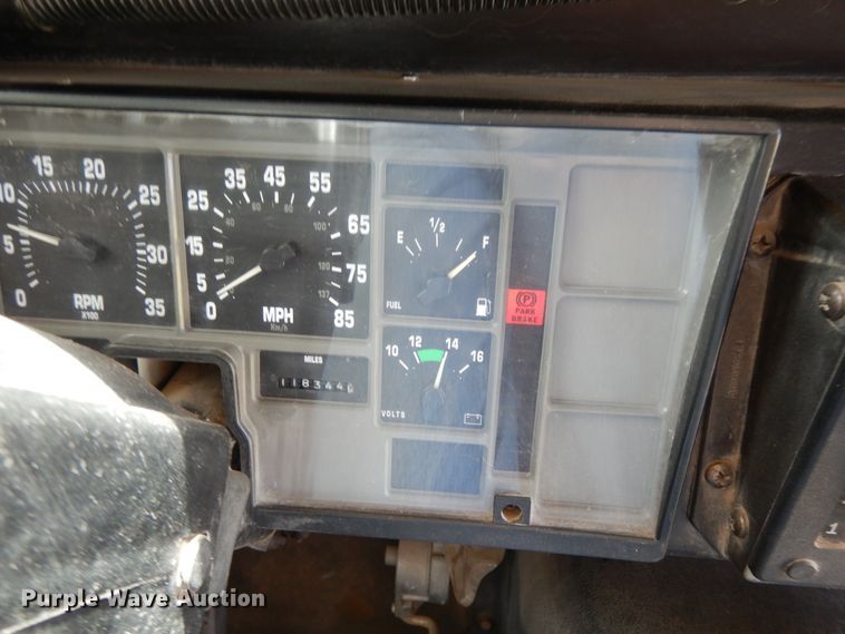 image for item DG7766 2001 International 3800  school bus