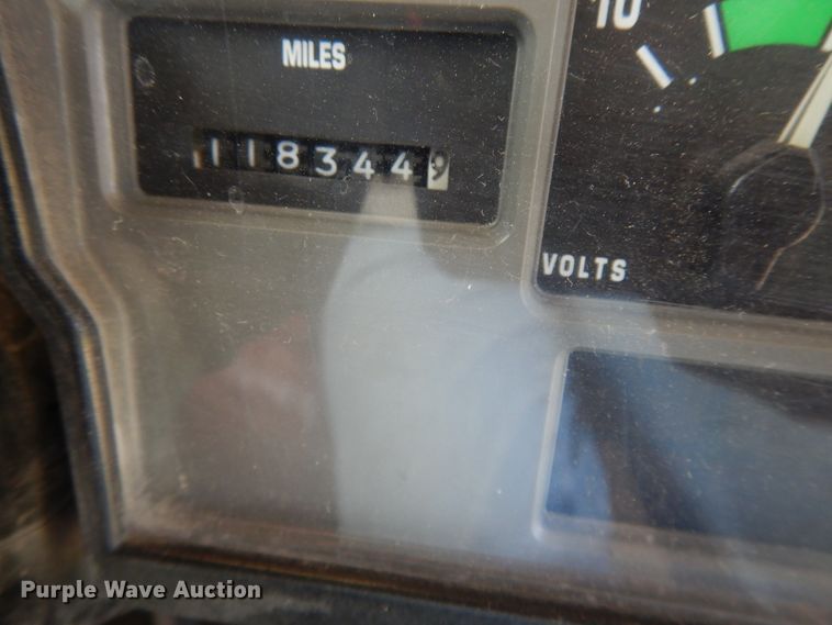 image for item DG7766 2001 International 3800  school bus