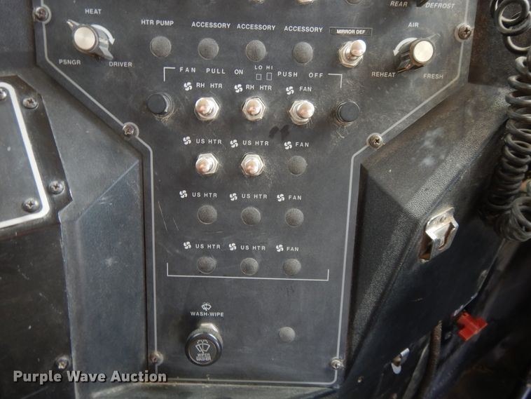 image for item DG7766 2001 International 3800  school bus