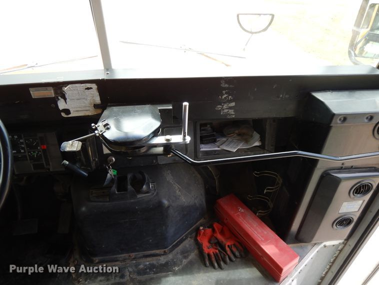 image for item DG7766 2001 International 3800  school bus