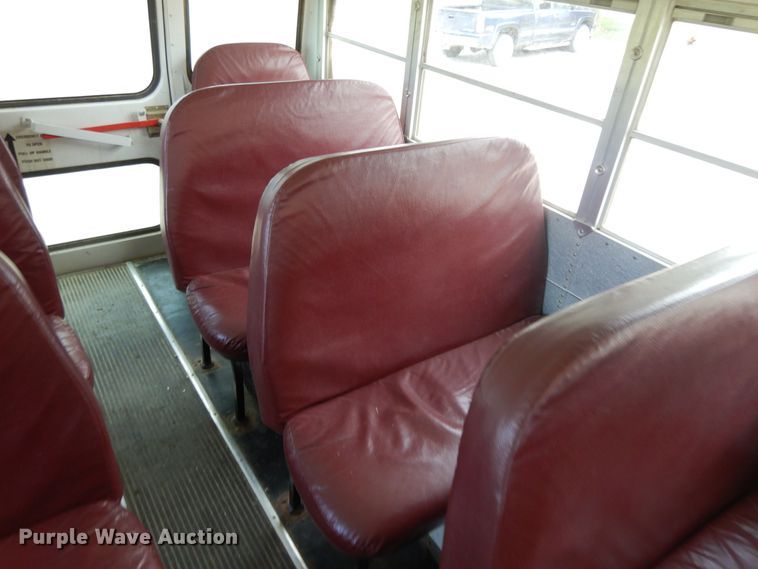 image for item DG7766 2001 International 3800  school bus