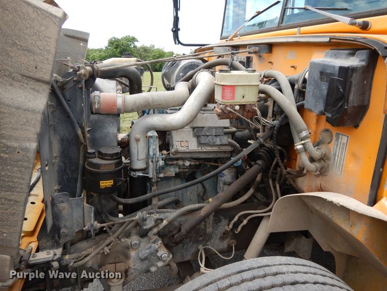 image for item DG7766 2001 International 3800  school bus