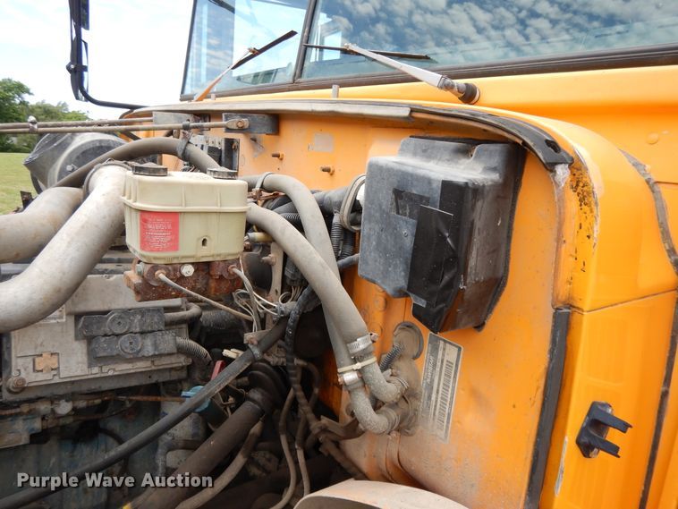 image for item DG7766 2001 International 3800  school bus