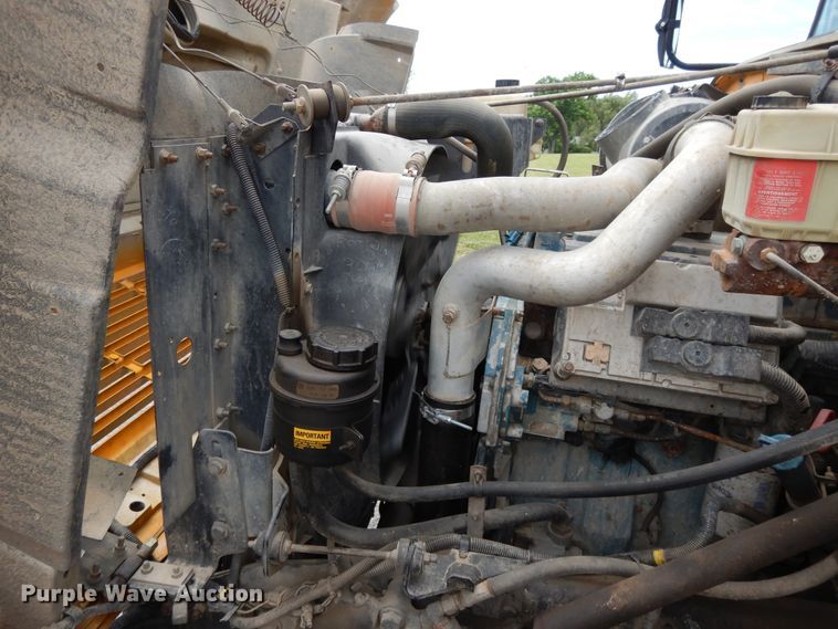 image for item DG7766 2001 International 3800  school bus