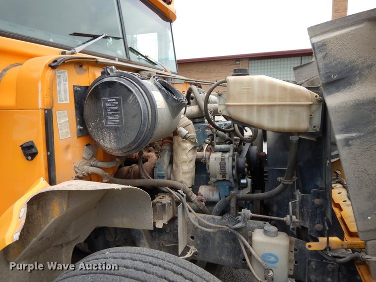 image for item DG7766 2001 International 3800  school bus