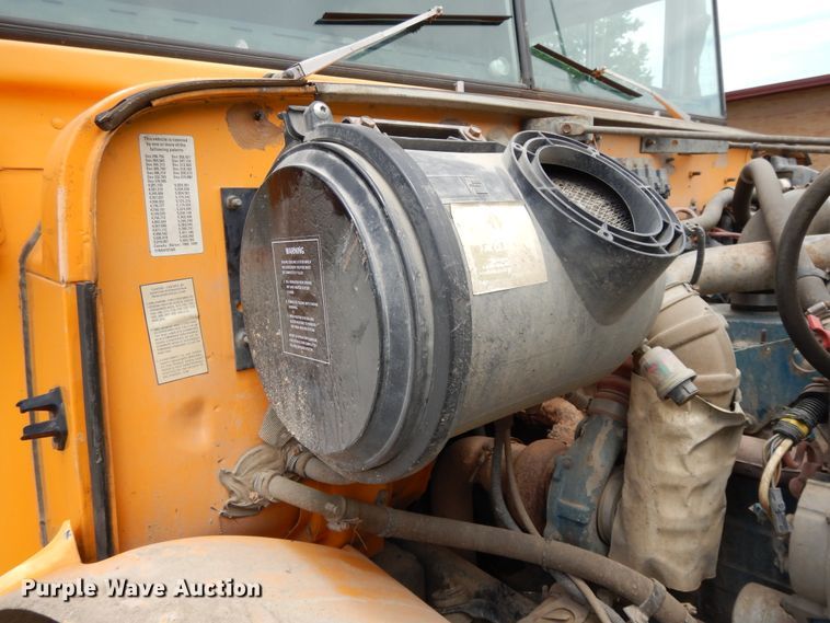 image for item DG7766 2001 International 3800  school bus