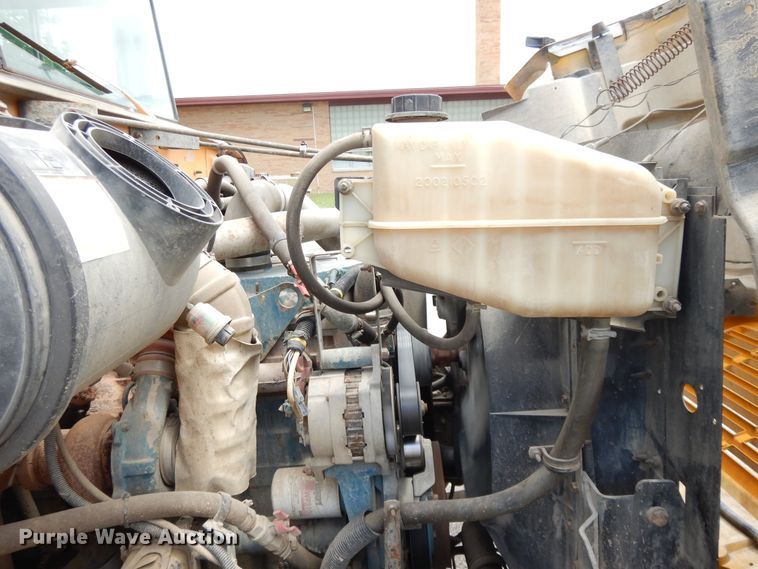 image for item DG7766 2001 International 3800  school bus