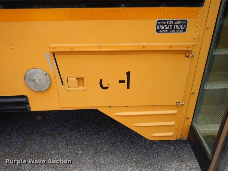 image for item DG7766 2001 International 3800  school bus