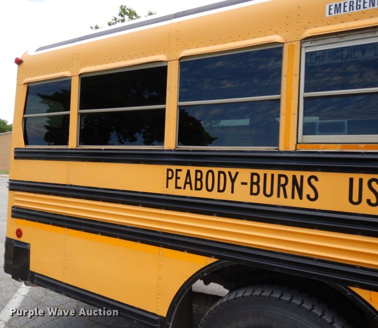 image for item DG7766 2001 International 3800  school bus