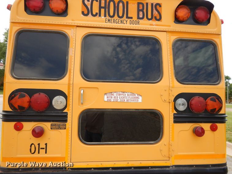 image for item DG7766 2001 International 3800  school bus