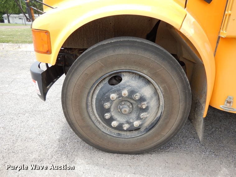 image for item DG7766 2001 International 3800  school bus