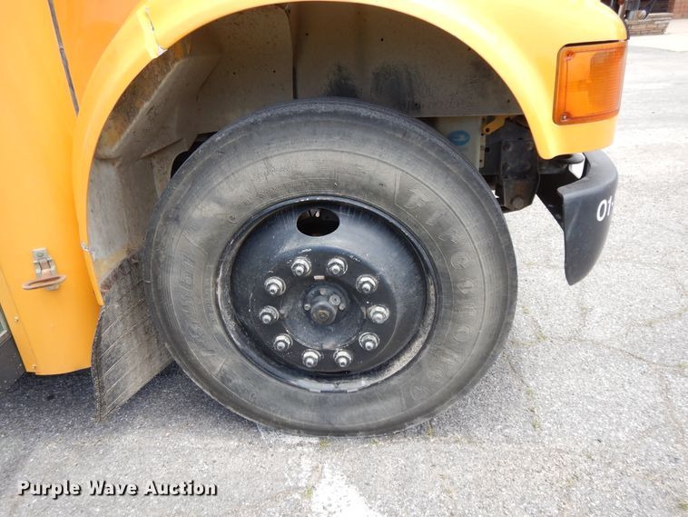 image for item DG7766 2001 International 3800  school bus