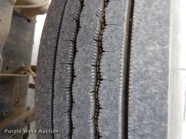 image for item DG7766 2001 International 3800  school bus