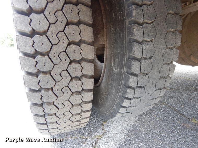 image for item DG7766 2001 International 3800  school bus