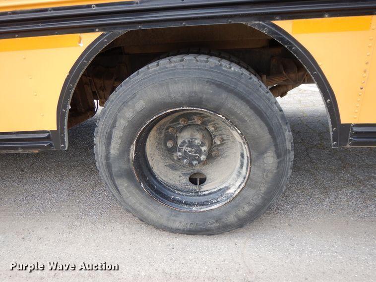 image for item DG7766 2001 International 3800  school bus