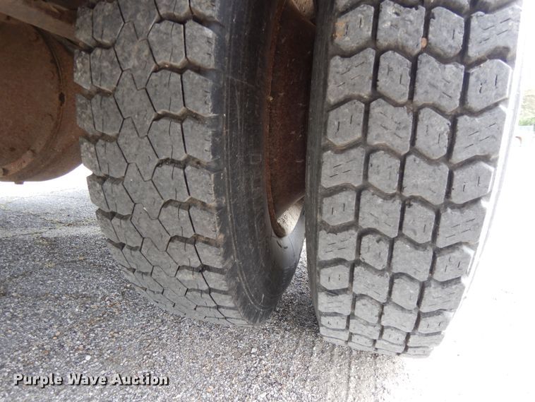 image for item DG7766 2001 International 3800  school bus