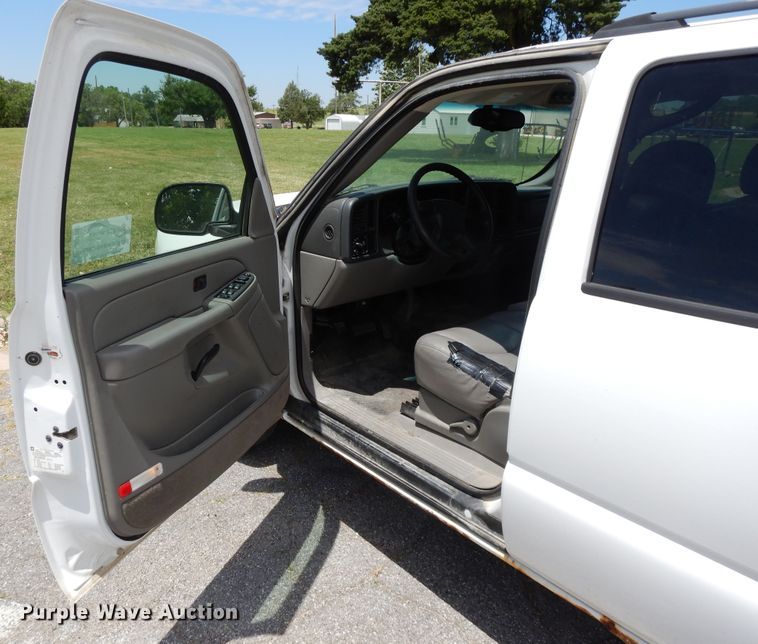 image for item DG7767 2004 Chevrolet Suburban 1500  SUV