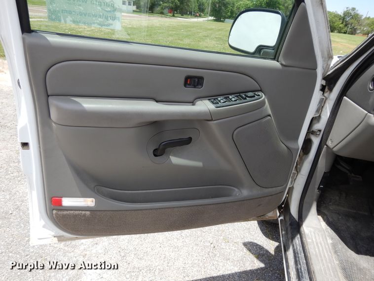 image for item DG7767 2004 Chevrolet Suburban 1500  SUV