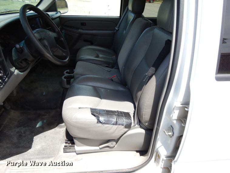 image for item DG7767 2004 Chevrolet Suburban 1500  SUV