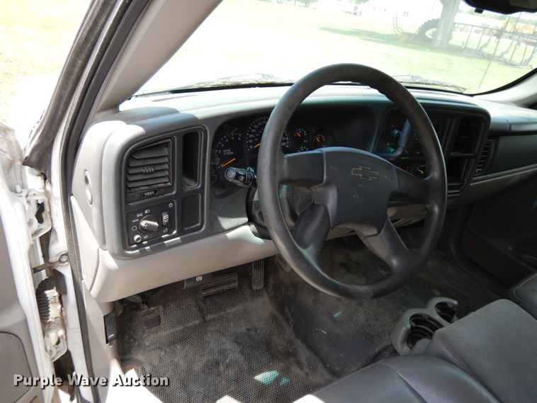 image for item DG7767 2004 Chevrolet Suburban 1500  SUV