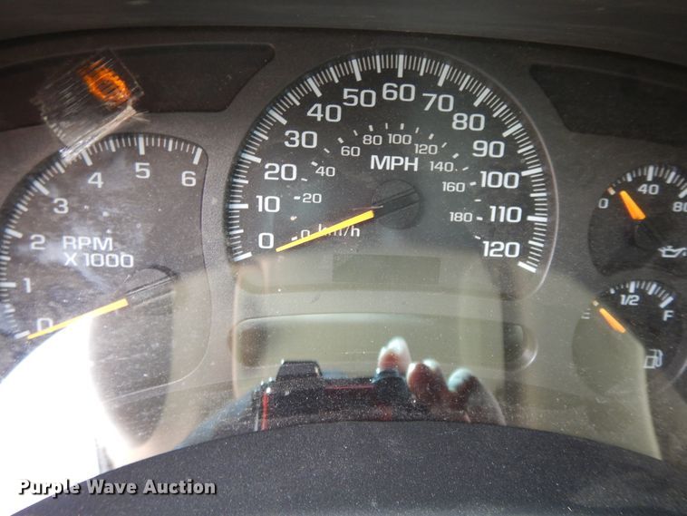 image for item DG7767 2004 Chevrolet Suburban 1500  SUV