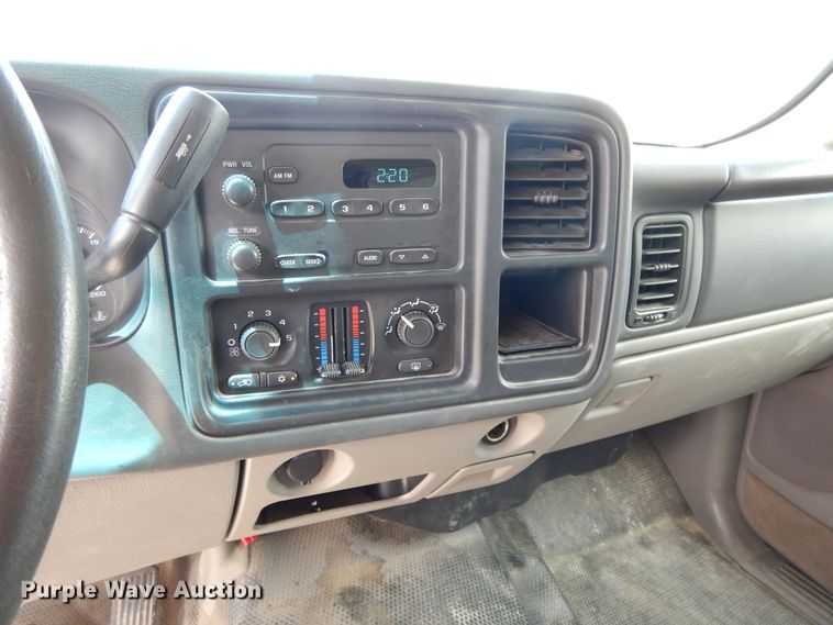 image for item DG7767 2004 Chevrolet Suburban 1500  SUV