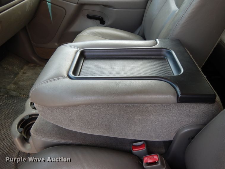 image for item DG7767 2004 Chevrolet Suburban 1500  SUV