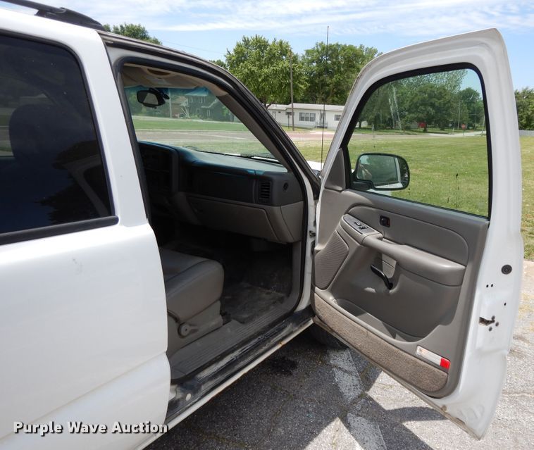 image for item DG7767 2004 Chevrolet Suburban 1500  SUV