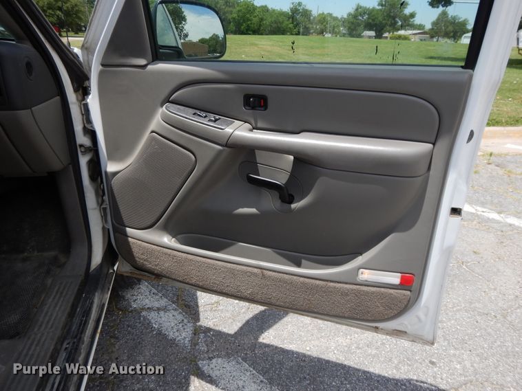 image for item DG7767 2004 Chevrolet Suburban 1500  SUV