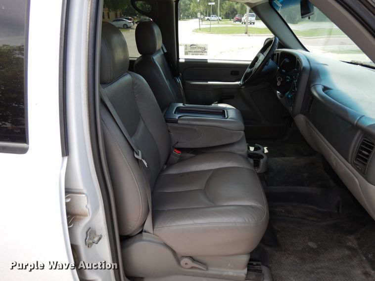 image for item DG7767 2004 Chevrolet Suburban 1500  SUV