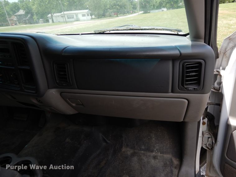 image for item DG7767 2004 Chevrolet Suburban 1500  SUV