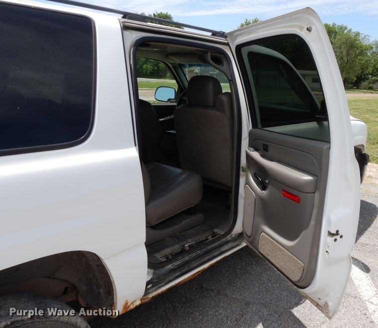 image for item DG7767 2004 Chevrolet Suburban 1500  SUV