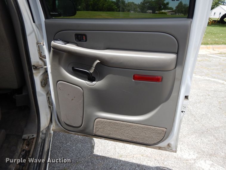 image for item DG7767 2004 Chevrolet Suburban 1500  SUV