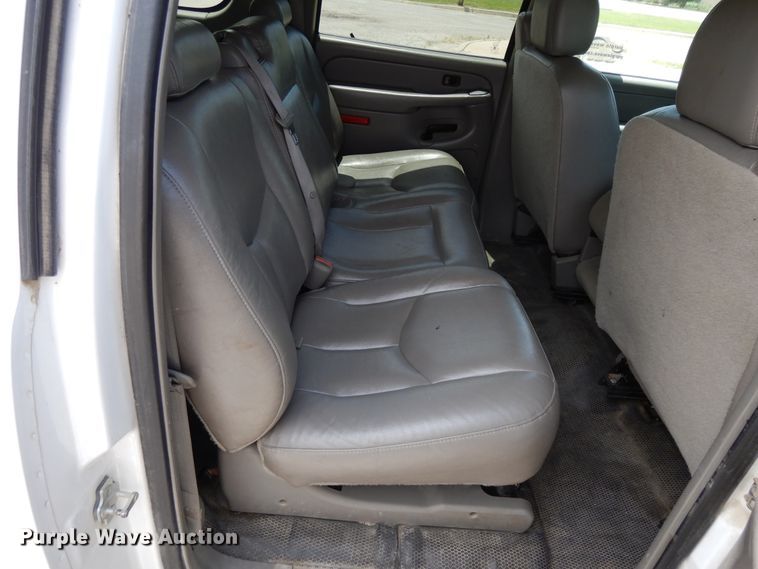 image for item DG7767 2004 Chevrolet Suburban 1500  SUV