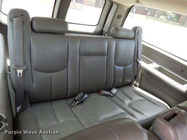 image for item DG7767 2004 Chevrolet Suburban 1500  SUV