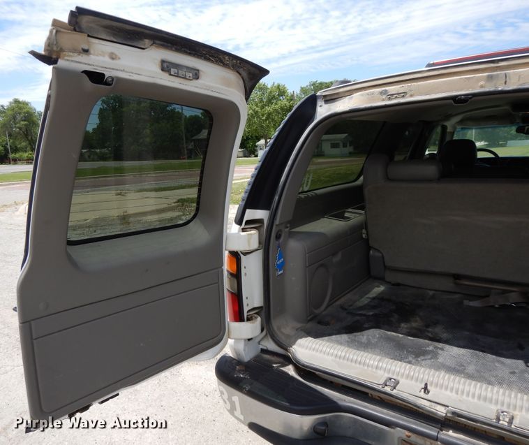 image for item DG7767 2004 Chevrolet Suburban 1500  SUV