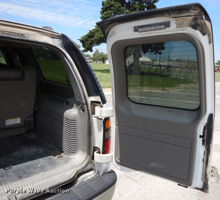 image for item DG7767 2004 Chevrolet Suburban 1500  SUV