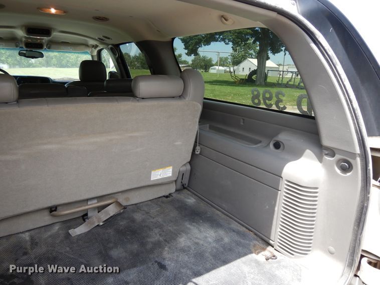 image for item DG7767 2004 Chevrolet Suburban 1500  SUV