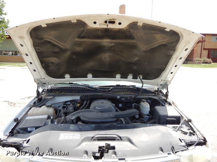 image for item DG7767 2004 Chevrolet Suburban 1500  SUV