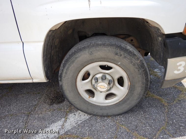 image for item DG7767 2004 Chevrolet Suburban 1500  SUV