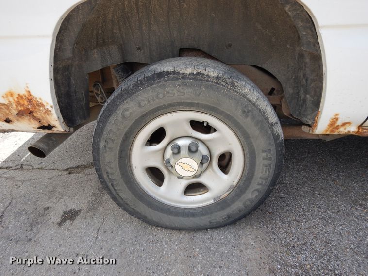 image for item DG7767 2004 Chevrolet Suburban 1500  SUV