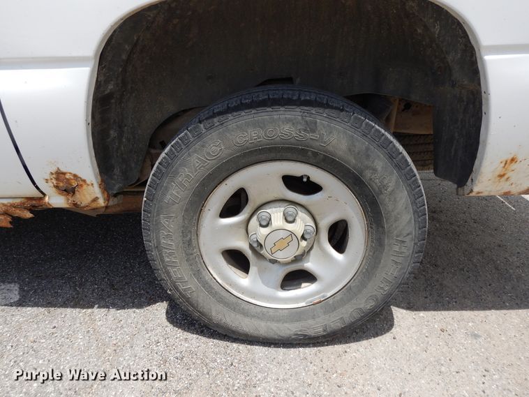 image for item DG7767 2004 Chevrolet Suburban 1500  SUV